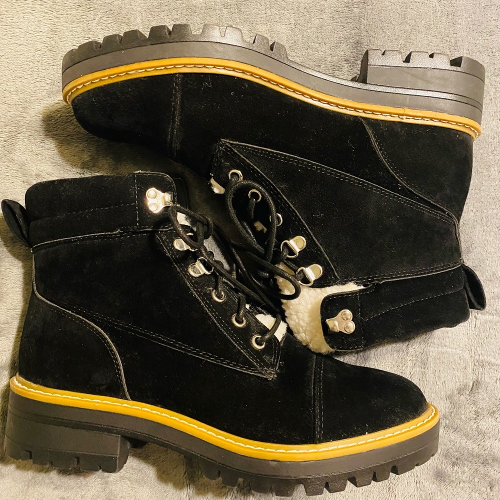 NWOT Time and Tru Women’s Black Boots w White Fur